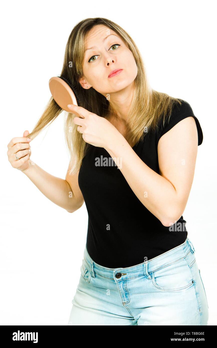 Schöne blonde Frau Bürsten gleichmäßig langen geraden Haare mit Haarbürste - einfache Hair Dressing - Weißer Hintergrund Stockfoto