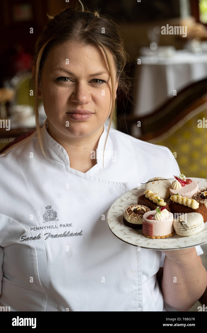 Sarah Frankland gesehen, die eine Platte von Dessert am Pennyhill Park Hotel, in dem Sie ist der Kopf, der Konditor während der Show. Sarah ist derzeit ein Kandidat in der Großen Britischen Backen aus. Stockfoto