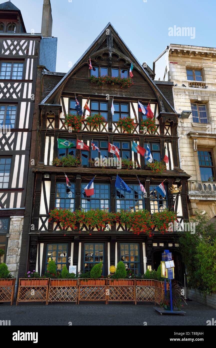 Frankreich, Seine Maritime, Rouen, place du Vieux MarchÚ, das Restaurant La Couronne in einem Fachwerkhaus von 1345 ist die sagte das älteste Gasthaus in Frankreich zu werden. Stockfoto