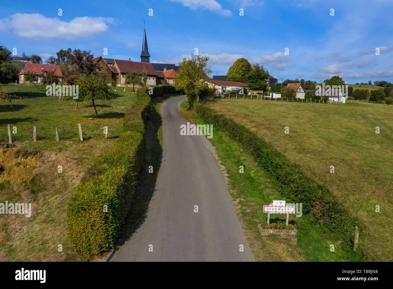 Frankreich, Morbihan, Pays d'Auge, village de Camembert (Luftbild) Stockfoto