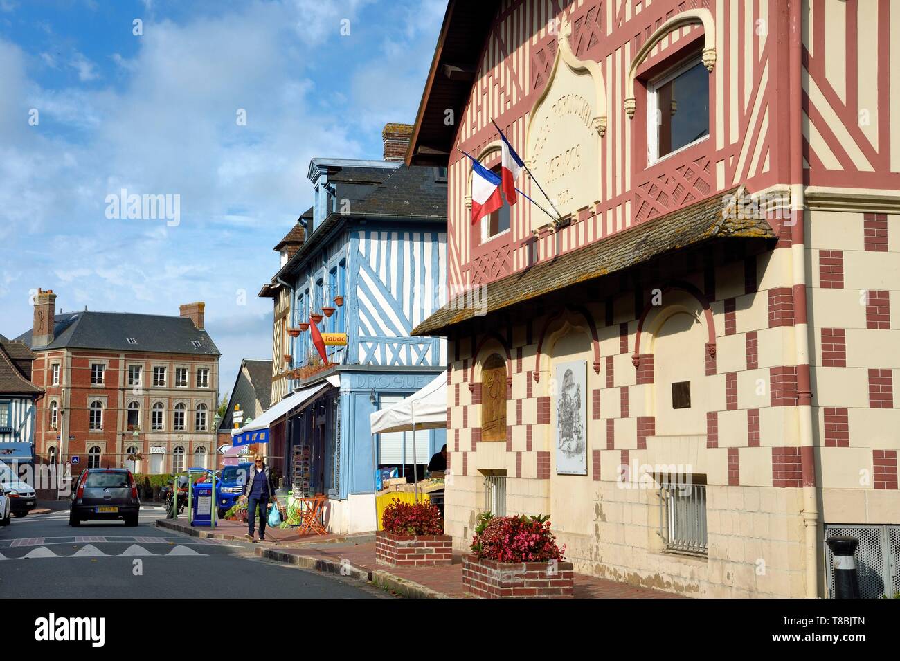 Frankreich, Calvados, Pays d'Auge, Beaumont en Auge, Fachwerkhaus in der Hauptstraße des Dorfes Stockfoto