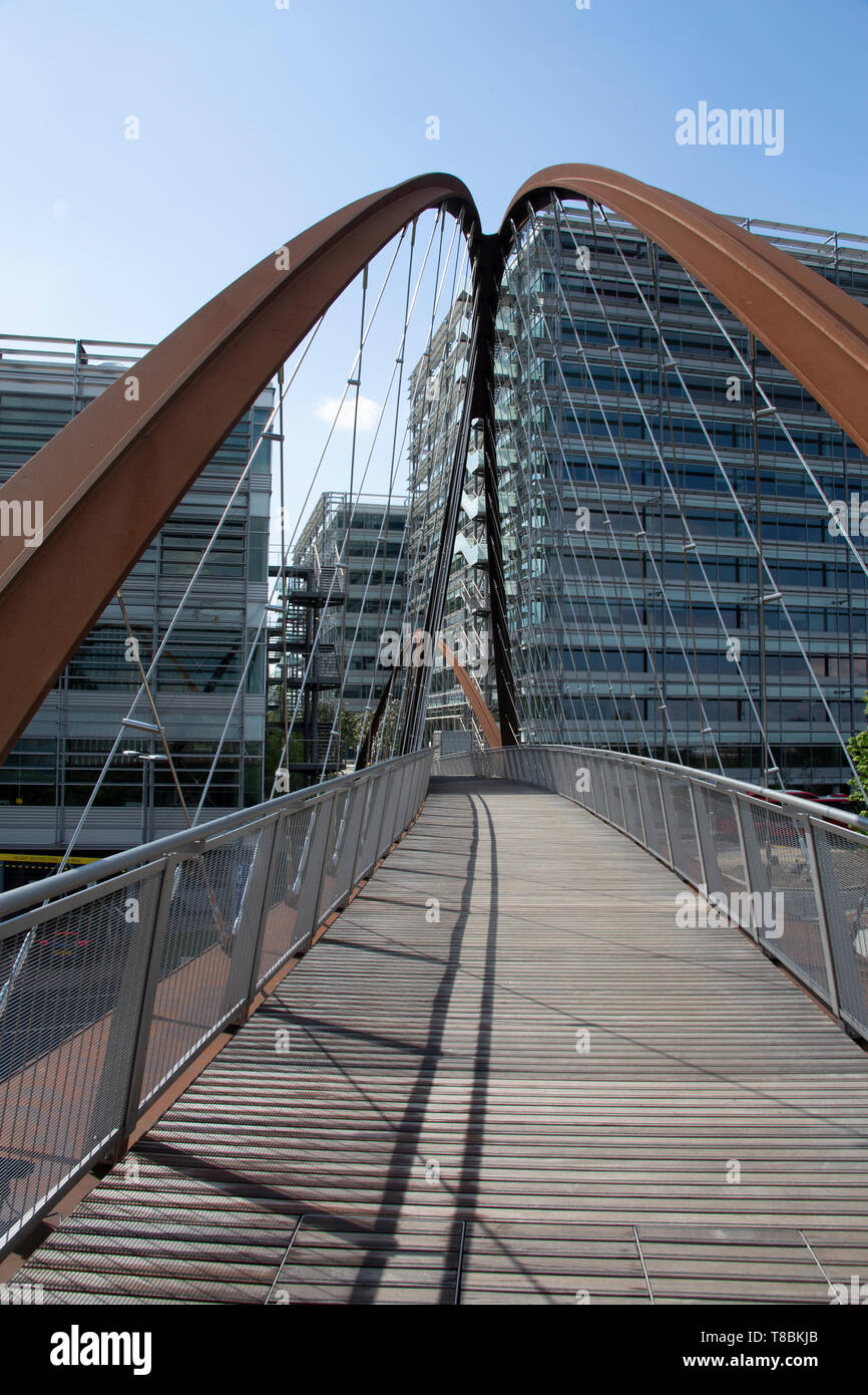 Das Chiswick Park Fußgängerbrücke anschließen Chiswick Business Park mit Chiswick Park U-Bahnstation, West London, Großbritannien Stockfoto