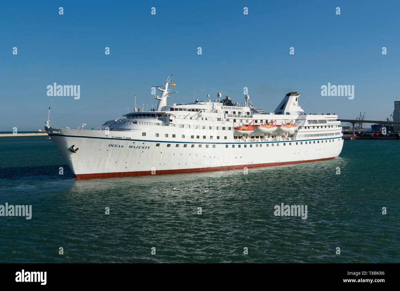 Ocean Majesty Cruise der majestätischen Internationale Kreuzfahrten Unternehmen rangieren in den Gewässern des Hafens von Barcelona. Stockfoto