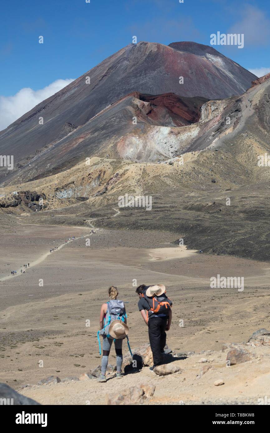 Neuseeland, Nordinsel, Waikato Region, Tongariro Nationalpark, UNESCO-Weltkulturerbe, Wanderer in der Nähe der Vulkane Tongariro, Ngauruhoe Stockfoto