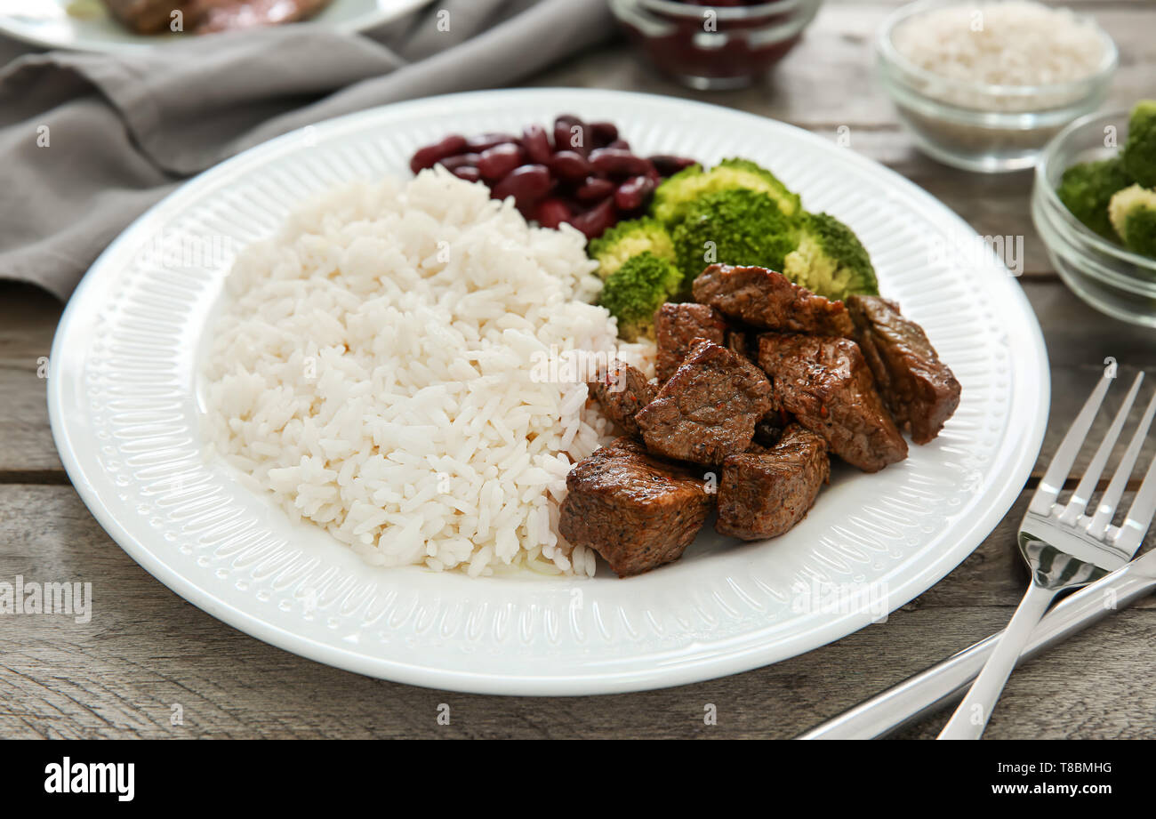 Lecker gekochten Reis mit Fleisch und Gemüse auf dem Teller ...