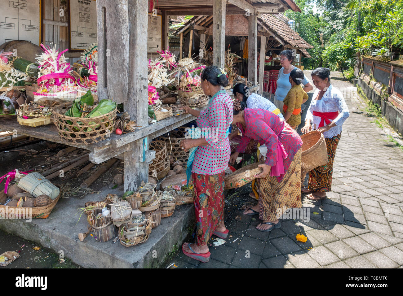 Lokale Balinesen in ihre wunderschönen, traditionellen Kleidung. Die Frauen tragen Weiße oder bunte kebaya gepaart mit einem Batik kamben Stockfoto