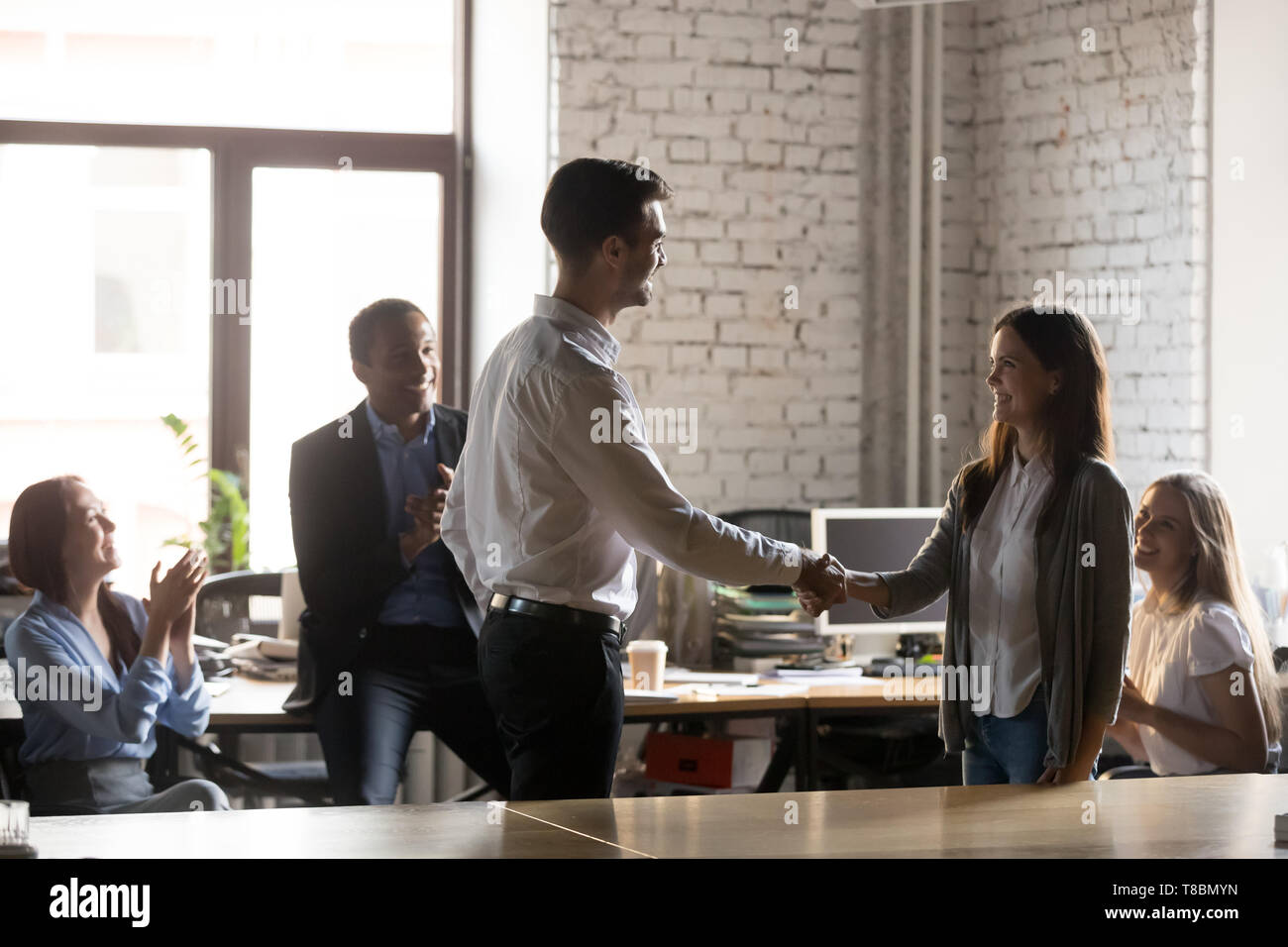 Chef gratulieren weibliche Mitarbeiter gratulieren mit Förderung Stockfoto