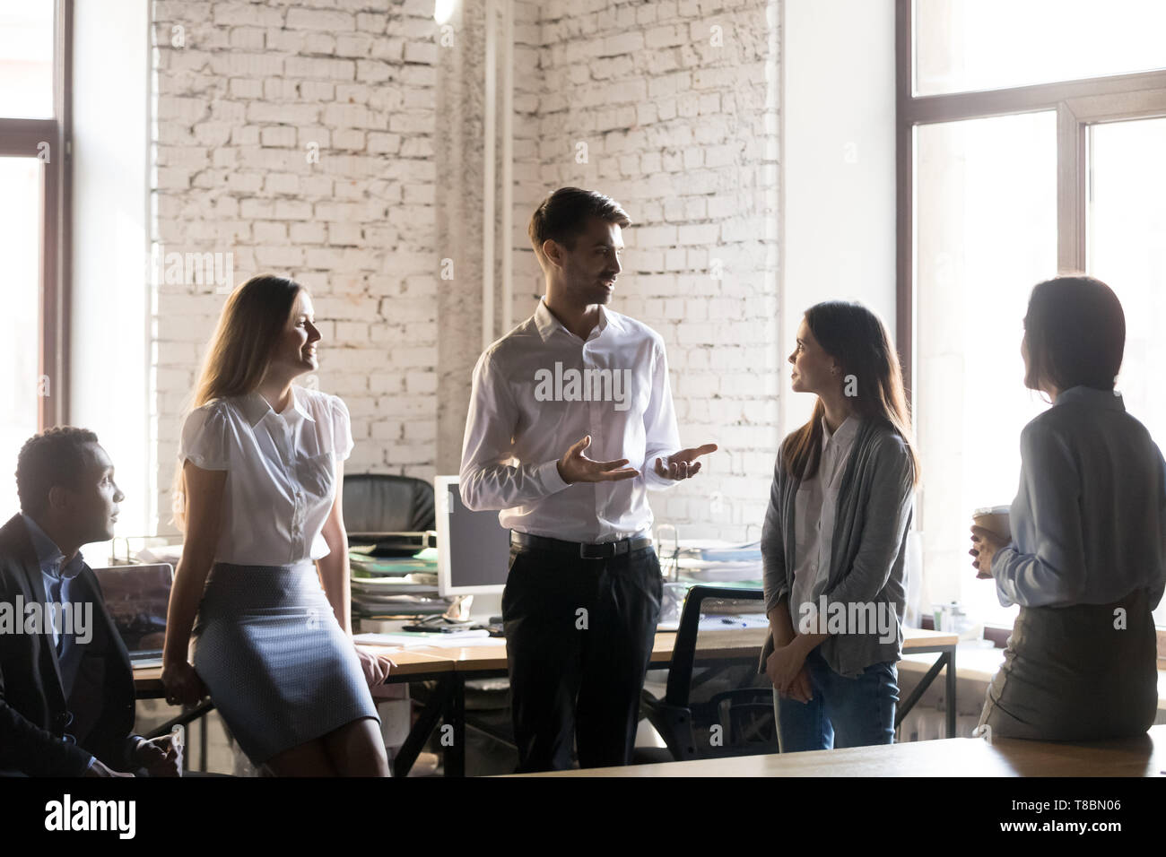 Diverse Mitarbeiter versammeln sich im Büro hören team leader Stockfoto