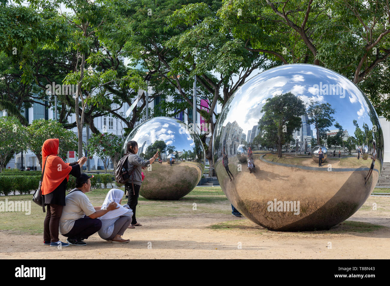 Die selfies mit Telefon oder das iPad im Spiegel Kugeln in Kaiserin vor cavenagh Bridge und der 'Asian Civilisations Museum' Stockfoto