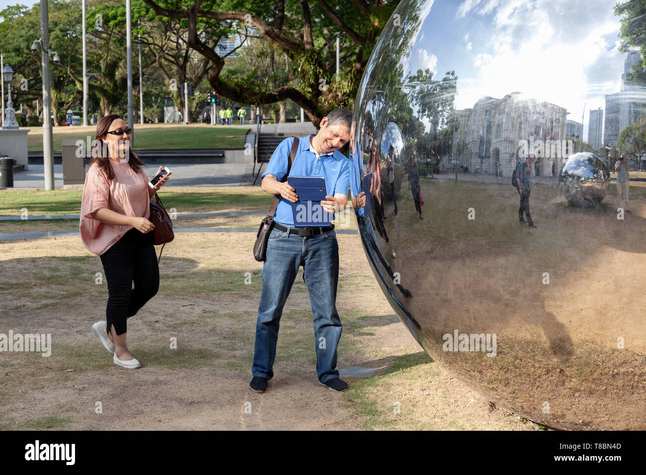 Die selfies mit Telefon oder das iPad im Spiegel Kugeln in Kaiserin vor cavenagh Bridge und der 'Asian Civilisations Museum' Stockfoto