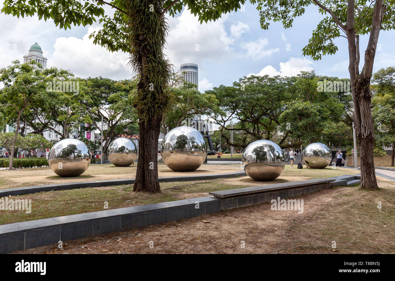 Spiegelkugeln in Kaiserin vor cavenagh Bridge und der 'Asian Civilisations Museum' Stockfoto