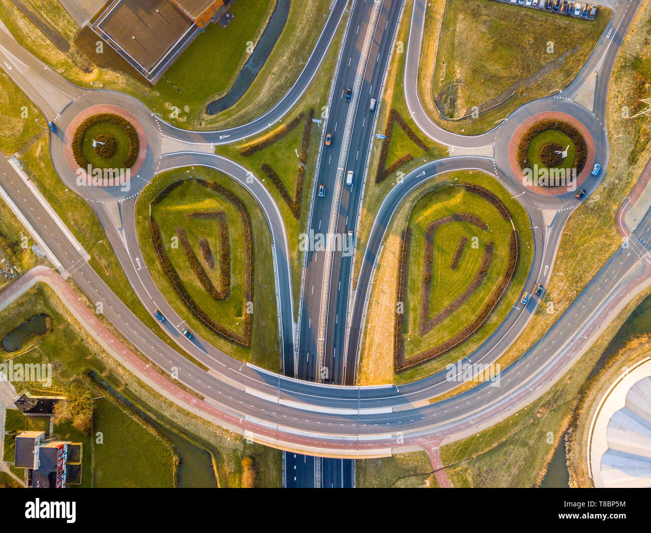 Moderne Schnittpunkt im Autobahnring rund um die Stadt Groningen mit Kreisverkehr und Rampe für Fahrzeuge Stockfoto