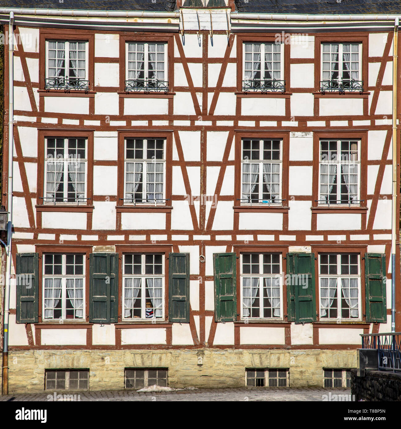 Große Fassade Fachwerk Haus in Monschau, Eifel, Deutschland Stockfoto