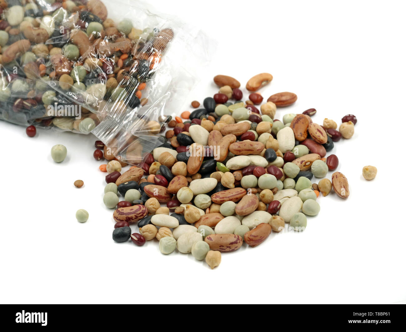 Mischung von Hülsenfrüchte fallen aus Folie Verpackung auf weißem Hintergrund Stockfoto