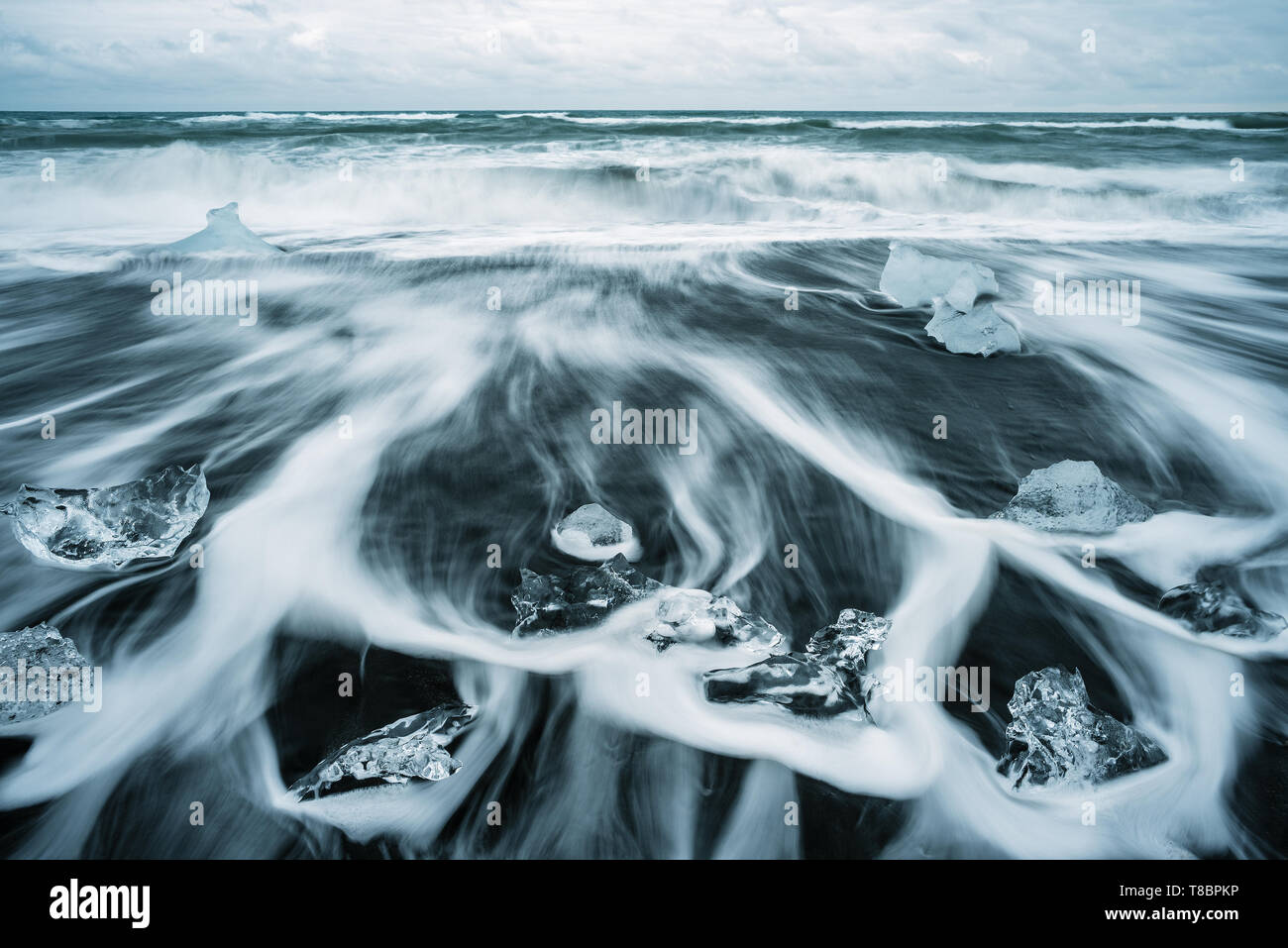 Eisige Strand in Island, Europa. Eis auf dem schwarzen vulkanischen Sand auf den Atlantischen Ozean. Touristische Attraktion. Erstaunliche Landschaft bewölkten Tag. Welt der Schönheit Stockfoto