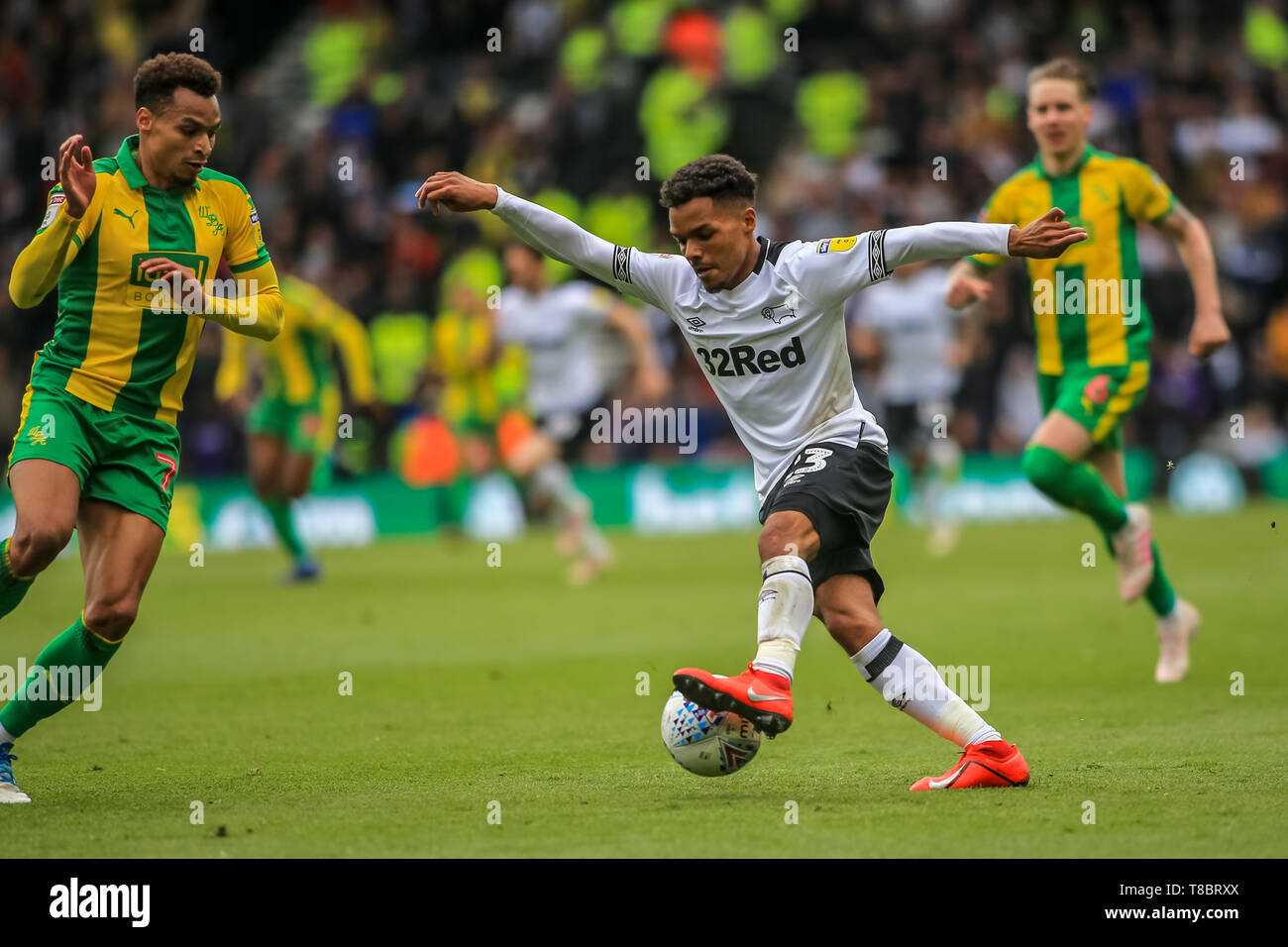 5. Mai 2019, Pride Park, Derby, England; Sky Bet Meisterschaft, Derby County vs West Bromwich Albion; Duane Holmes (23) Der Derby County sieht Vergangenheit James Morrison (07.) West Bromwich Albion Credit: Craig Milner/News Bilder der Englischen Football League Bilder unterliegen DataCo Lizenz zu gehen Stockfoto