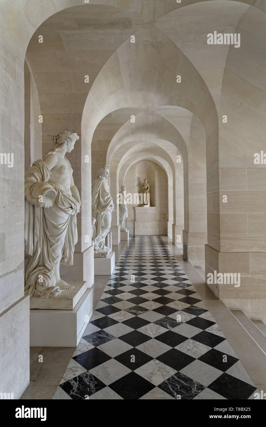 Versailles, Frankreich - 6 August 2017 Korridor mit Marmorstatuen im Schloss von Versailles Stockfoto