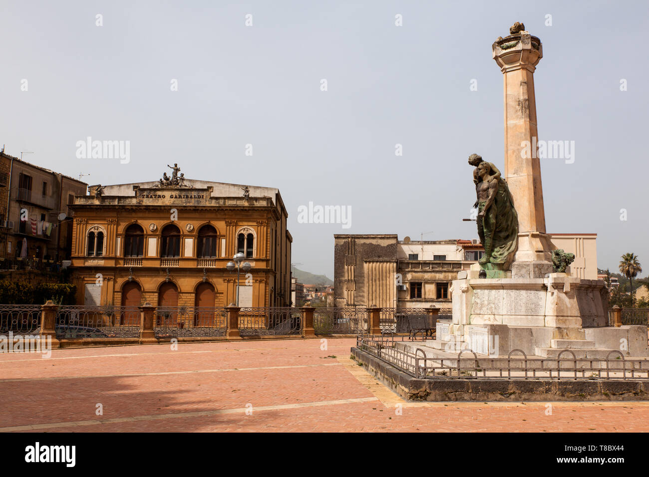 Anzeigen von Garibaldi Theater und dem General Antonio Cascino Denkmal auf der Piazza Amerina, Sizilien. Italien Stockfoto