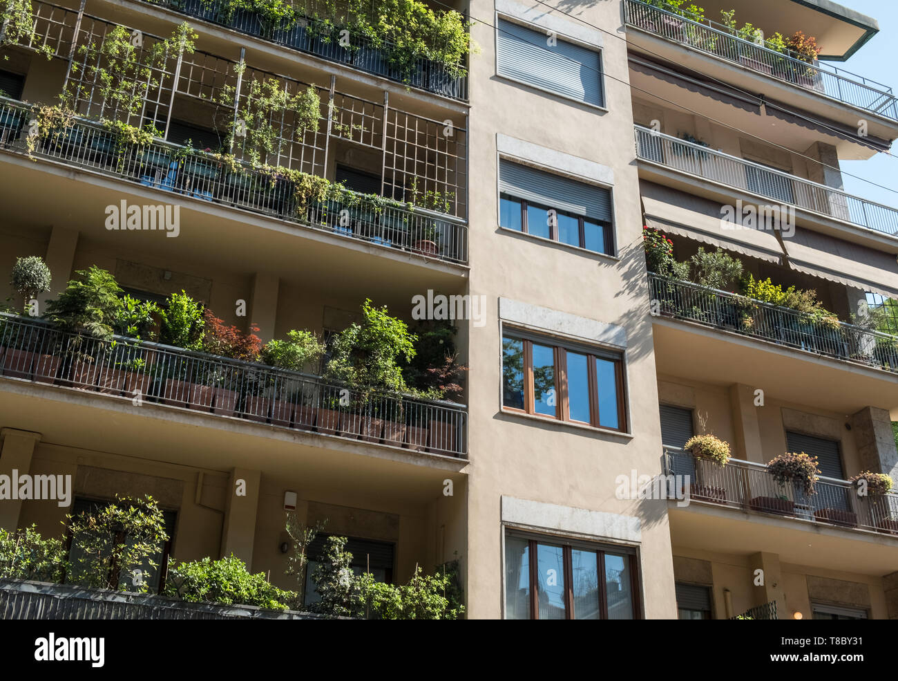 Apartment Block Gebäude mit Topfpflanzen im Garten Balkon, Mailand, Italien. Stockfoto