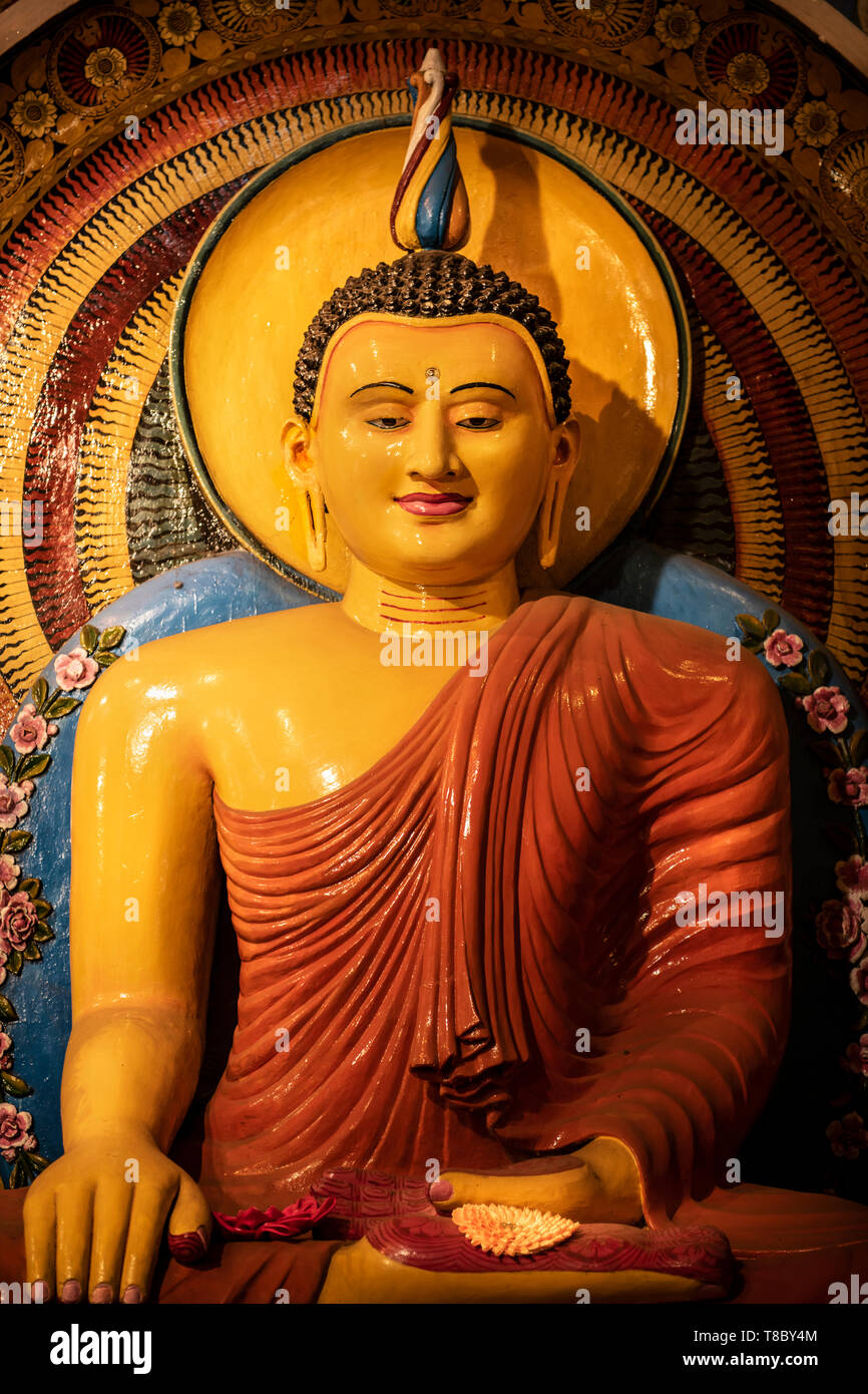 Eines der reich verzierten und farbenprächtigen Buddha Statuen an der Gangaramaya Tempel in Sri Janaratana Straße in der srilankischen Hauptstadt Colombo. Stockfoto