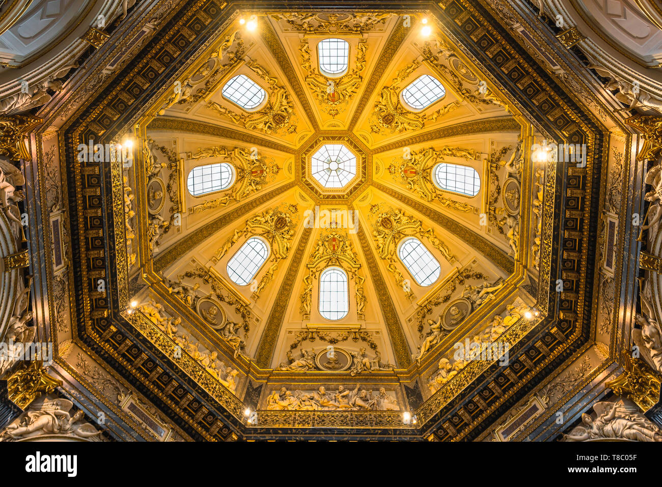 Kunsthistorisches Museum, mit Blick auf die reich verzierte Decke und Kuppel über dem Foyer des Kunsthistorischen Museums in Wien, Wien, Österreich Stockfoto