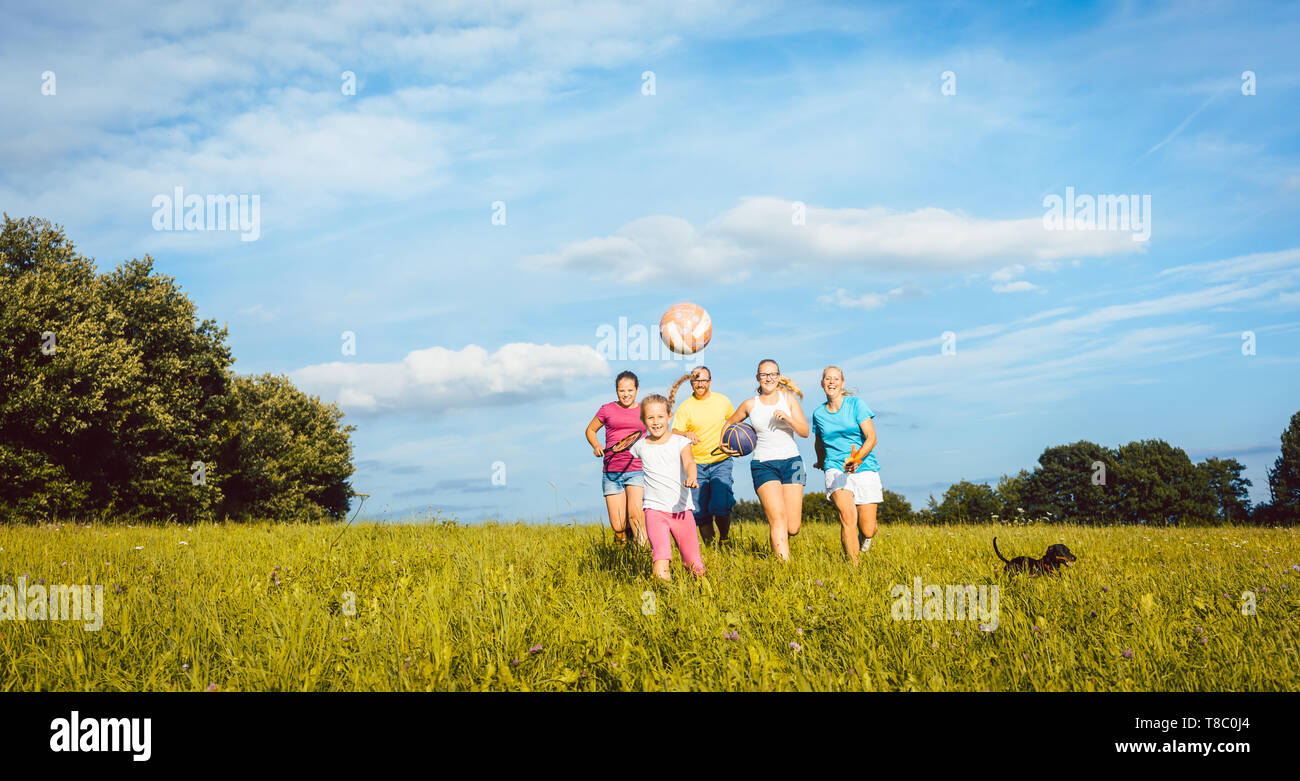 Familie spielen, laufen und Sport im Sommer Stockfoto