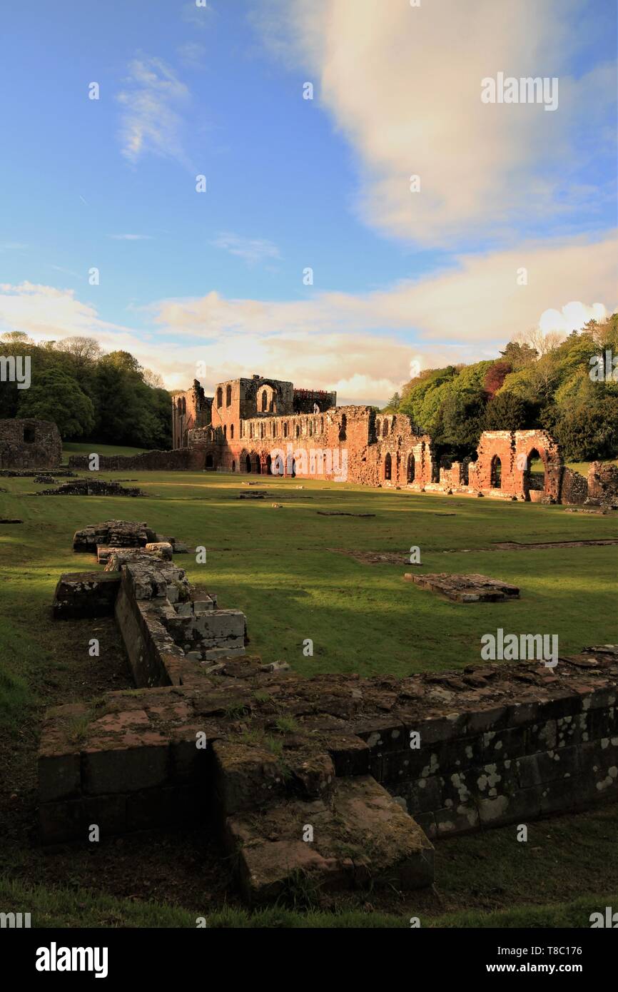 Barrow-In-Furness, Cumbria, Großbritannien. 6. Mai 2019. UK Wetter. Am späten Abend Sonnenschein von Furness Abbey Cumbria. Credit: greenburn/Alamy Leben Nachrichten. Stockfoto