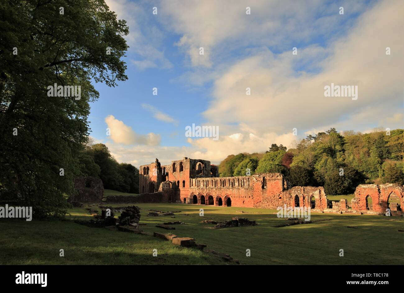 Barrow-In-Furness, Cumbria, Großbritannien. 6. Mai 2019. UK Wetter. Am späten Abend Sonnenschein von Furness Abbey Cumbria. Credit: greenburn/Alamy Leben Nachrichten. Stockfoto