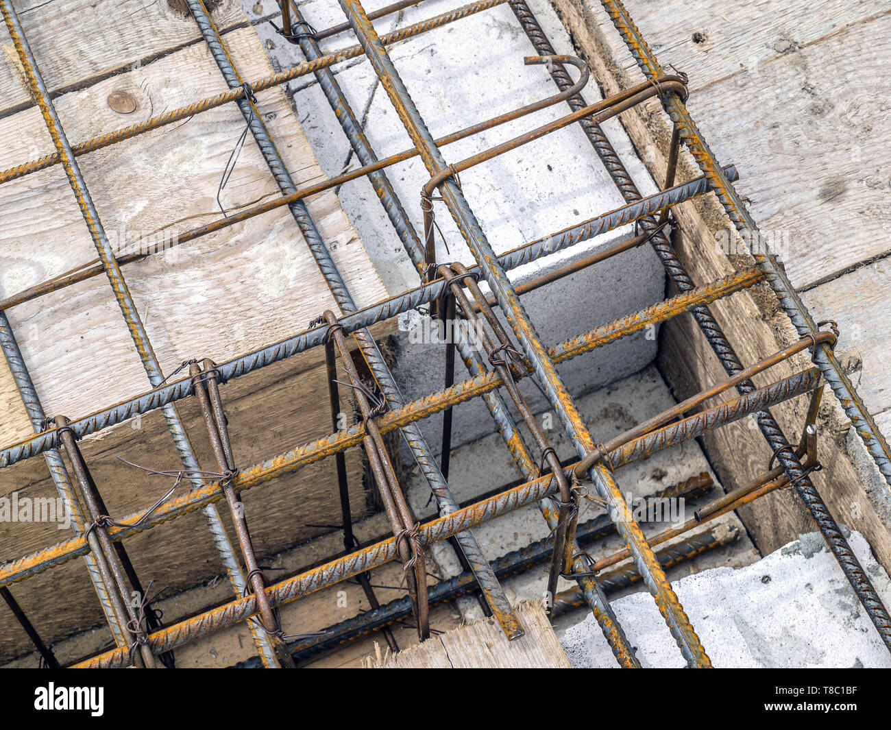 Closeup Aufnahme der Stahlstange Bewehrung zur Stärkung der Betonplatte Stockfoto