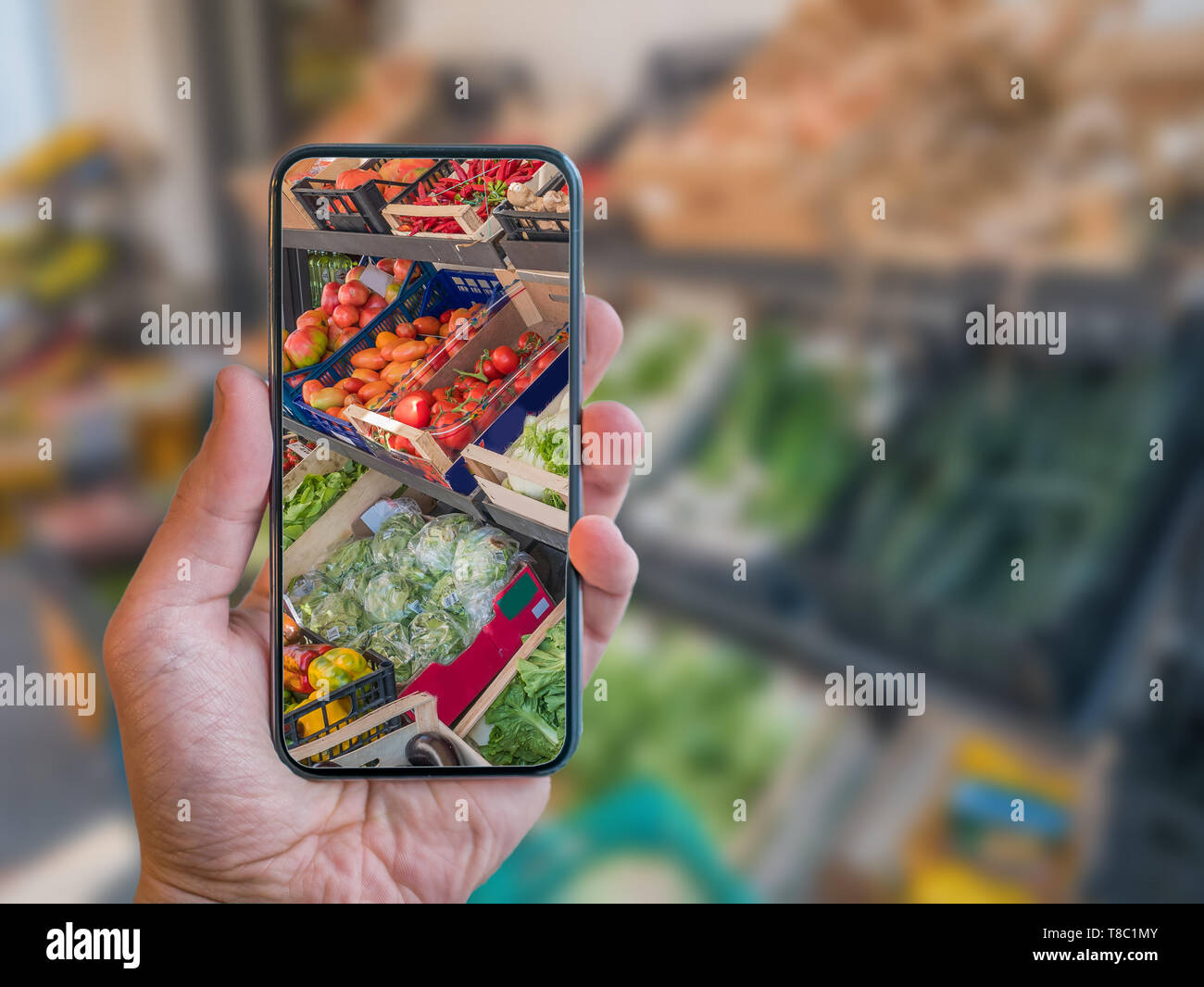 Augmented Reality Einkaufen mobile App. Hand Handy mit AR-Anwendung scannen Gemüse zu essen. Stockfoto