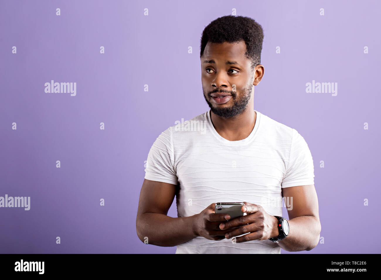Foto Von Uberrascht Schwarzer Mann Mit Modernen Handy Verwirrt Die Unerwartete Nachricht Lesen Schockierende Neuigkeiten Uber Lila Hintergrund Isoliert Reak Stockfotografie Alamy