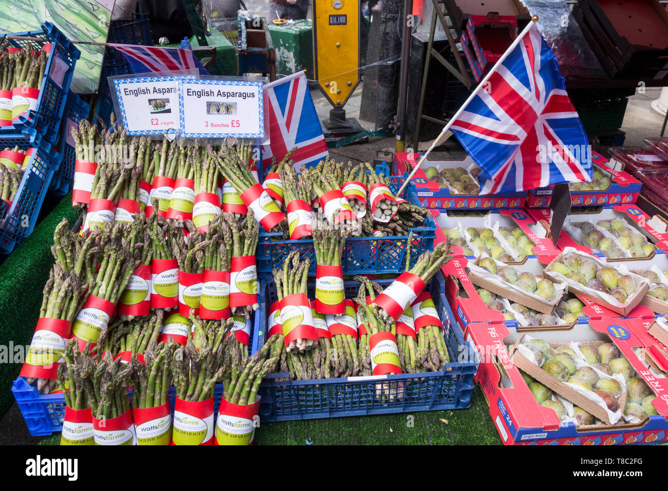 Englischer Spargel (Asparagus officinalis) Speere auf einem Stall am Borough Market, Southwark, London, England, UK Stockfoto
