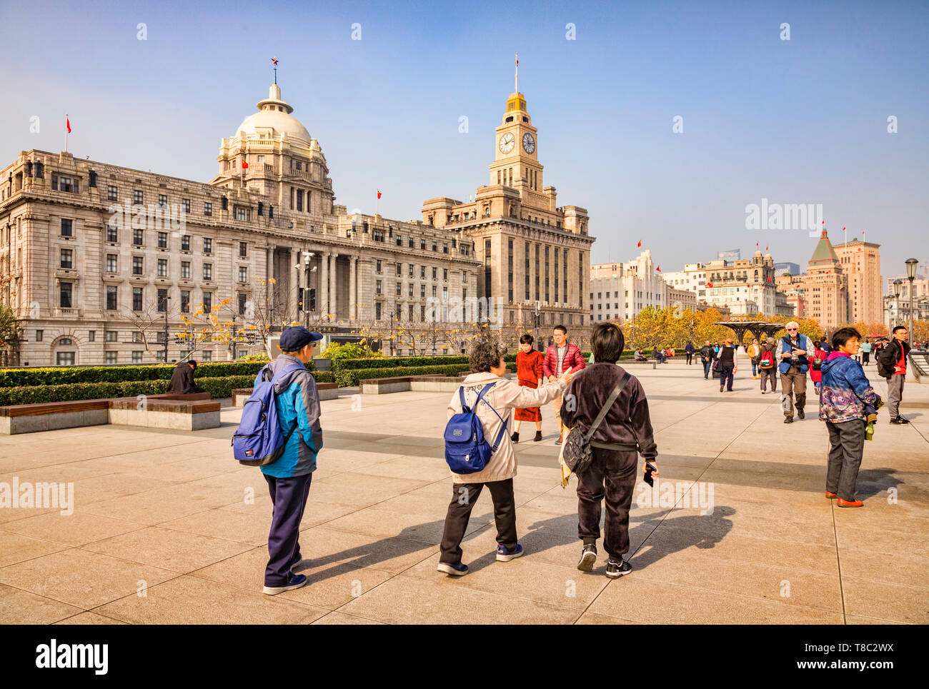 29. November 2018: Shanghai, China - Besucher zu Fuß auf den Bund, neben dem Fluss Huangpu in Shanghai. Stockfoto 29. November 2018: Shanghai, China - Besucher zu Fuß auf den Bund, neben dem Fluss Huangpu in Shanghai. Stockfoto