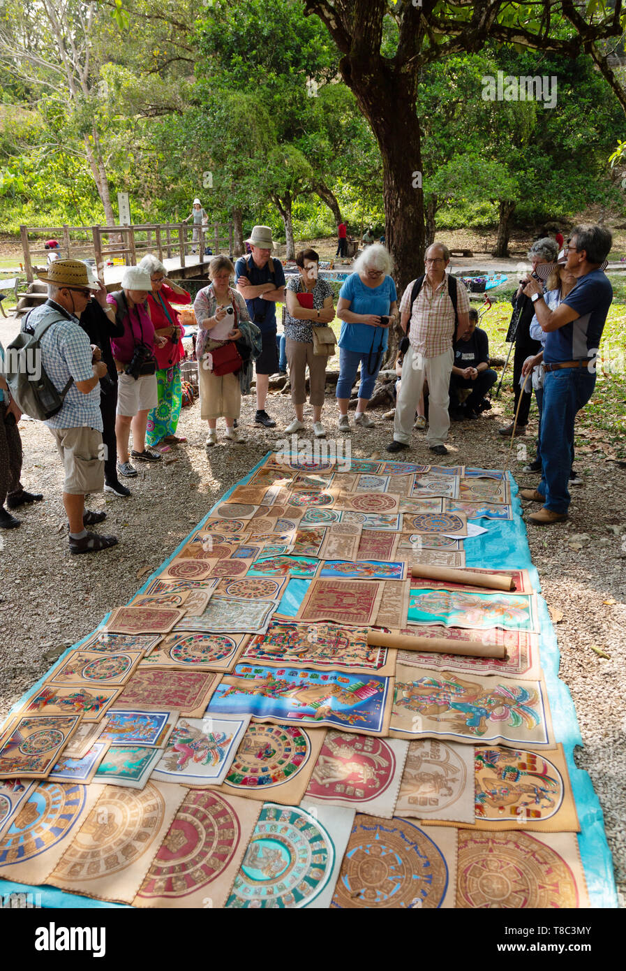 Mexiko Tourismus - Touristen im Handwerk waren zum Verkauf als Reiseandenken in Palenque Maya, Mexiko Lateinamerika Stockfoto