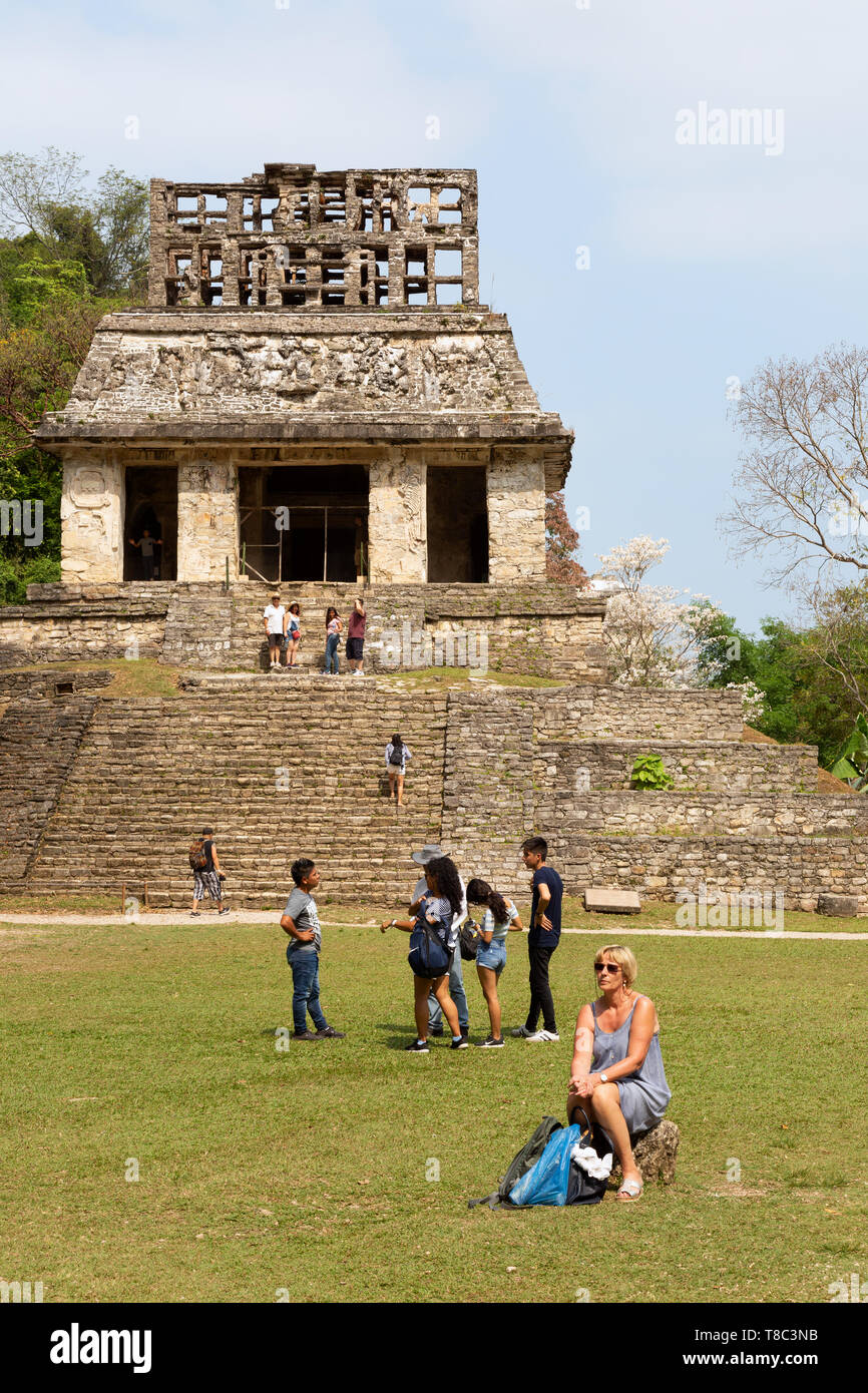 Mexiko Reisen - Touristen am Tempel der Sonne, antiken Ruinen bei der UNESCO-Website von Palenque, Yucatan, Mexiko Mittelamerika Stockfoto