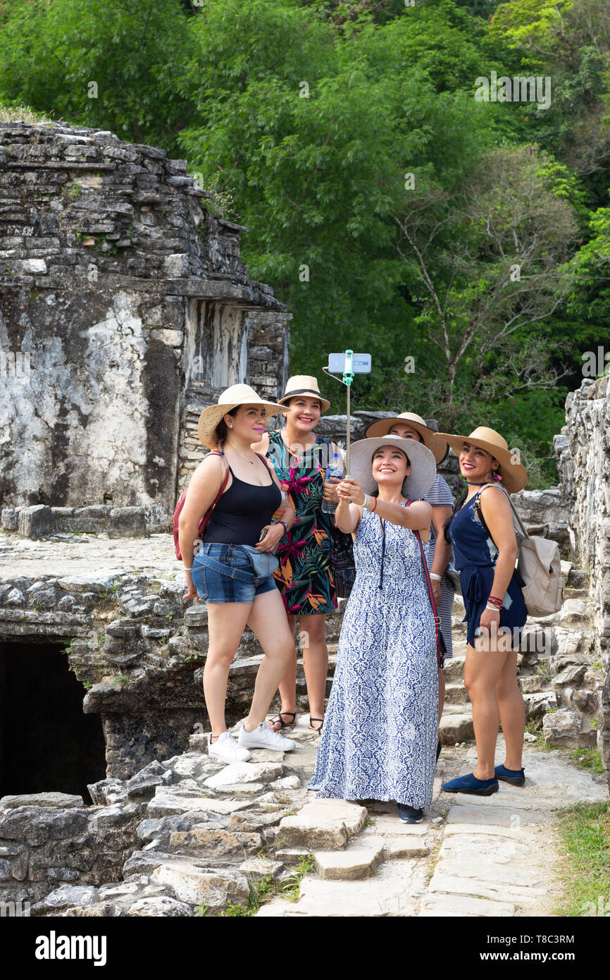 Mexiko Urlaub - eine Gruppe von Frauen, die Touristen, die eine Gruppe selfie in Palenque Mayaruinen Website, Palenque, Yucatan Mexiko Lateinamerika reisen Stockfoto