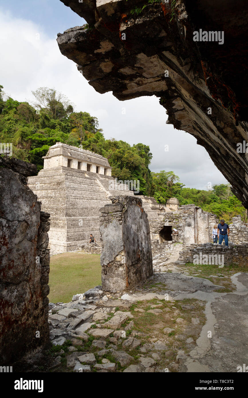 Palenque Mexiko Maya Ruinen - Mit dem Tempel der Inschriften im Hintergrund, Palenque Yucatan Mexiko Lateinamerika Stockfoto