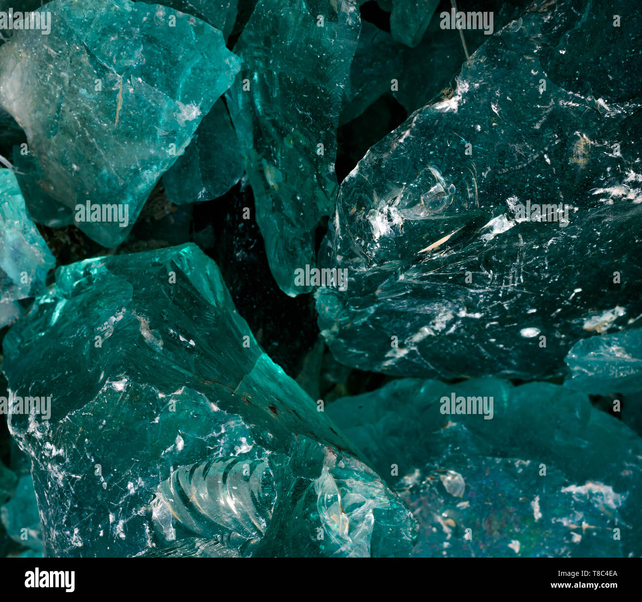 Erklez. Klumpen Glas für Landschaftsgestaltung. Glas. Textur Glas. Dekoratives Glas für den Bau. Große Glasscherben close-up. Stockfoto