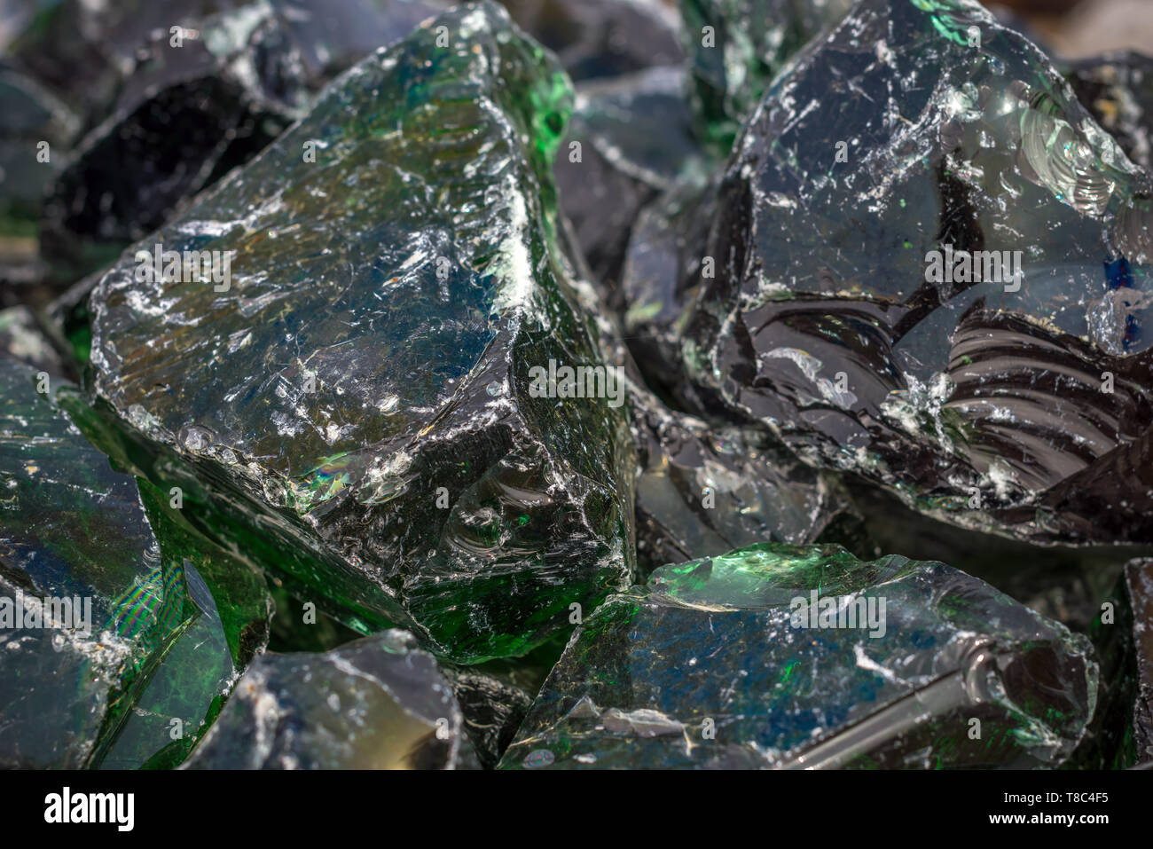 Erklez. Klumpen Glas für Landschaftsgestaltung. Glas. Textur Glas. Dekoratives Glas für den Bau. Große Glasscherben close-up. Stockfoto