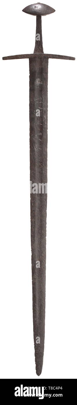 Eine seltene mittelalterliche Schwert circa 1100. In ausgegraben Zustand, mit breiter Klinge verjüngt sich eine lange, auf beiden Seiten mit einem breiten flachen Fuller, der von der Basis der Griff innerhalb von 16 cm von der Spitze, eine Seite mit einer verkürzten Beschriftung von vier großen lombardic Buchstaben "R - V', einem großen Kreuz an beiden Enden stark geschnitten, der Rückwärtsgang mit möglichen Spuren von weiteren Briefen, stark geformte Griff mit rechteckigen Steg von leicht gewölbt Art Spitz zu den Enden und großen Knauf von Brasilien - mit Mutter. Klinge 88,4 cm. Insgesamt len, Additional-Rights - Clearance-Info - Not-Available Stockfoto