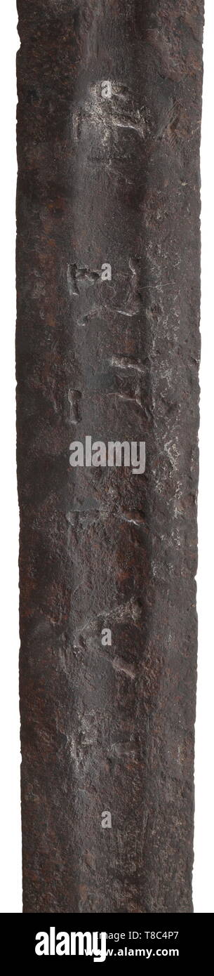 Eine seltene mittelalterliche Schwert circa 1100. In ausgegraben Zustand, mit breiter Klinge verjüngt sich eine lange, auf beiden Seiten mit einem breiten flachen Fuller, der von der Basis der Griff innerhalb von 16 cm von der Spitze, eine Seite mit einer verkürzten Beschriftung von vier großen lombardic Buchstaben "R - V', einem großen Kreuz an beiden Enden stark geschnitten, der Rückwärtsgang mit möglichen Spuren von weiteren Briefen, stark geformte Griff mit rechteckigen Steg von leicht gewölbt Art Spitz zu den Enden und großen Knauf von Brasilien - mit Mutter. Klinge 88,4 cm. Insgesamt len, Additional-Rights - Clearance-Info - Not-Available Stockfoto