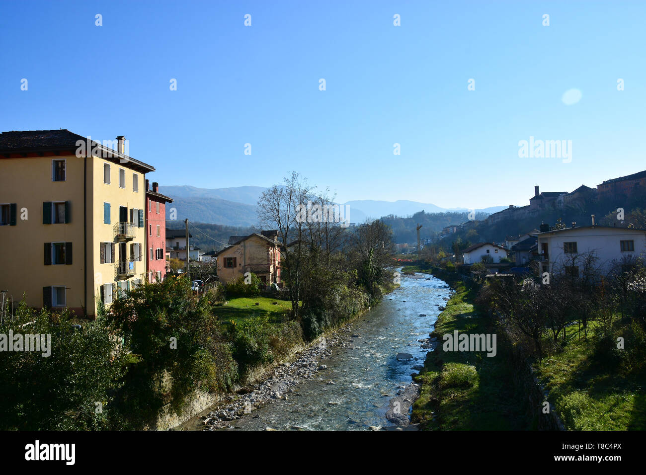 Die Ardo Bach durchquert die Stadt Belluno Italien Stockfoto