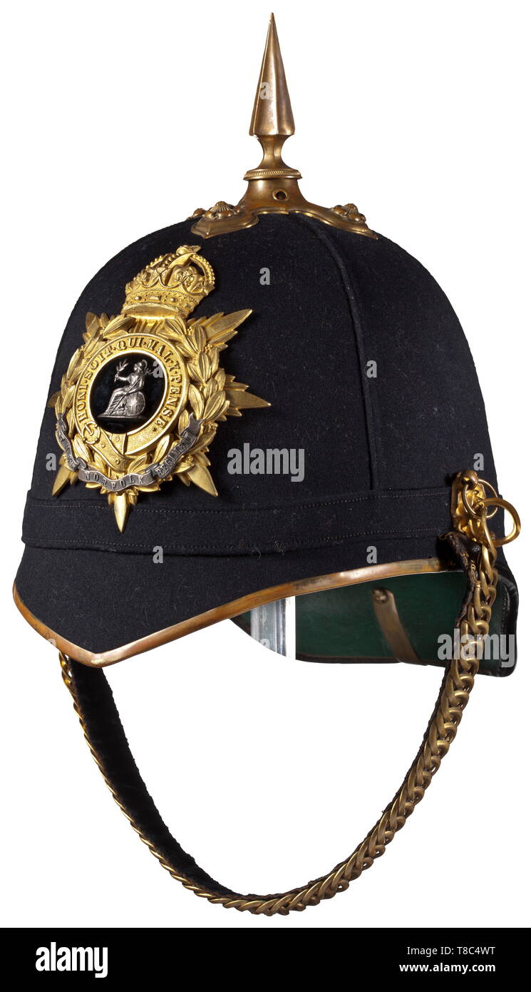 Eine Infanterie Helm für Offiziere der Norfolk Regiment, 1. Hälfte 20. Jahrhundert der Schädel, mit schwarzem Filz, mounts aus NE-Metallen, teilweise vergoldet, kreuzförmige spike Base mit relief Rosen, Spike, regimental Emblem durch eine königliche Krone montiert. Samt ausgekleidet Kette (verkürzt) auf relief Rosen. Weiße Baumwolle mit Maker's Label 'Hobson & Söhne, London'. Zeichen des Alters. historischen, geschichtlichen, Additional-Rights - Clearance-Info - Not-Available Stockfoto