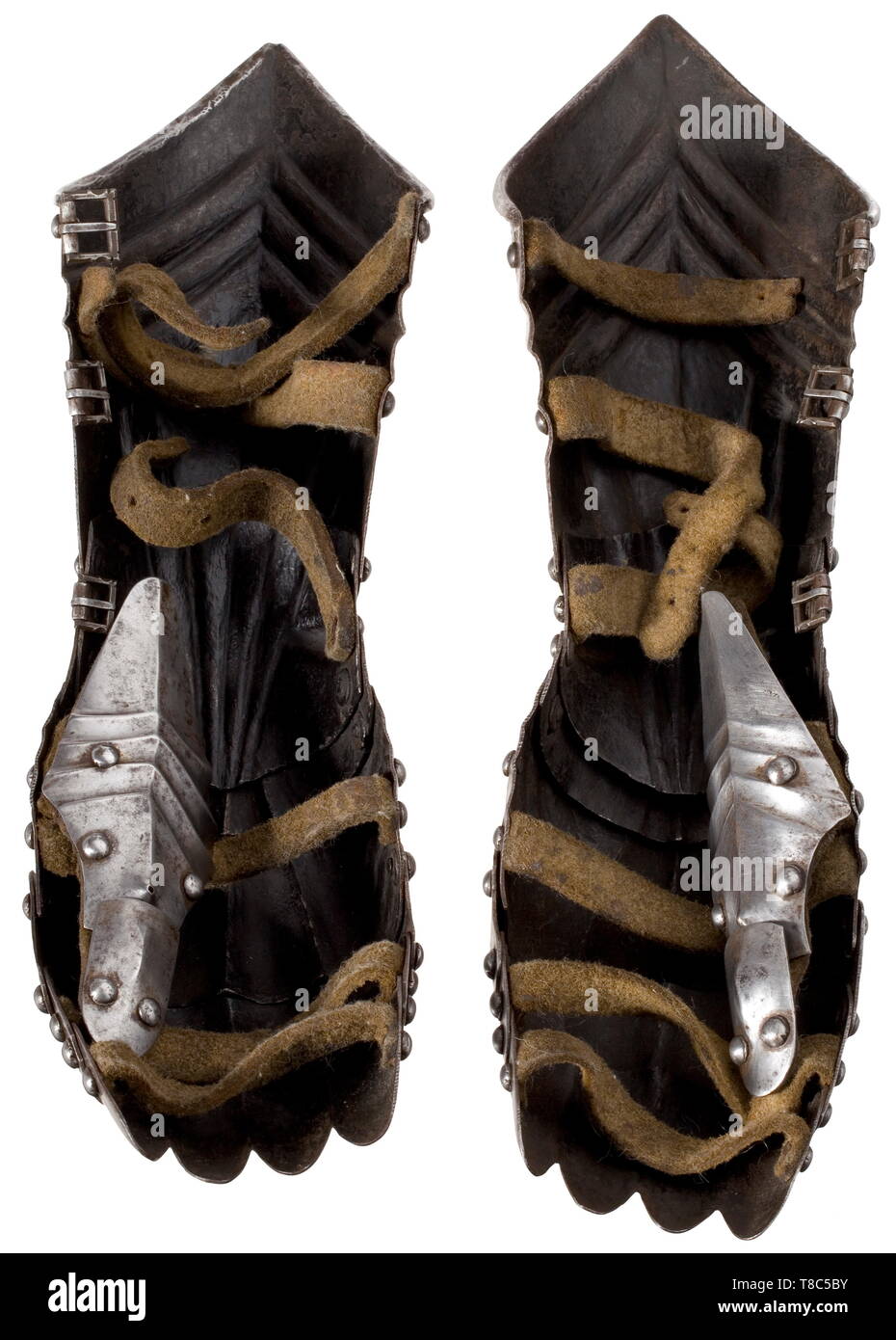 Ein paar deutsche Gothic Armstulpen, ca. 1470/80 Schlank, zart arbeitete Stulpen mit verschwenderischen fluting. Fingerschutz Gleiten auf zwei lames mit separat finger Segmente jagte. Achsschenkel guard mit spitzen Noppen, der Tipps zum Teil durch Reinigung getragen. Die mittelhand Gleiten auf zwei lames mit Fan-förmigen Rillen und mehrere Riffelung an den Seiten. Wies Ärmelabschluss mit reichen, Reverse fluting und gravierte dekorative Streifen, die Kanten winklig Struck nach außen. Der äußere Rand der Manschetten mit je einem strucks Waffenschmied mark, teilweise verdeckt durch die, Additional-Rights - Clearance-Info - Not-Available Stockfoto