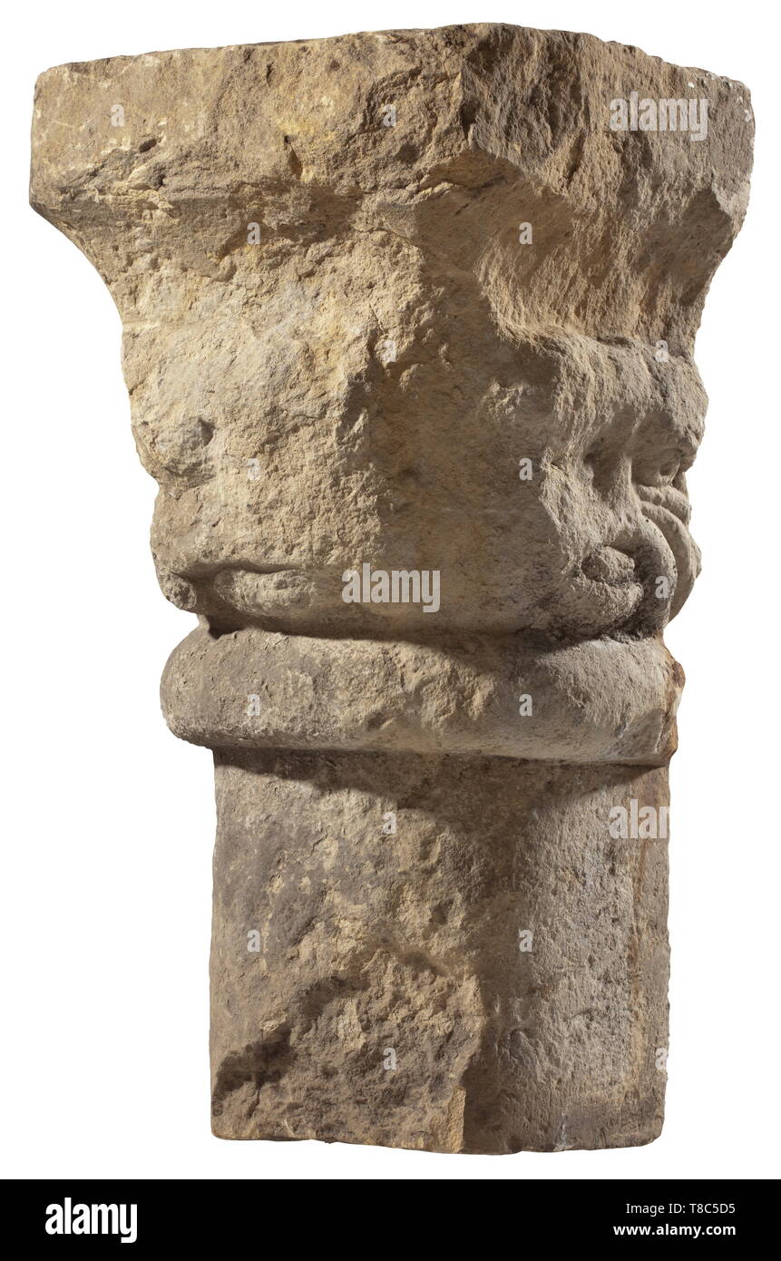 Eine deutsche Romanische Maske Kapital, 13. Jahrhundert dreigliedrigen Kapital aus gelblich-grauen Sandstein. Einfache echinus mit Montage Öffnung auf der Oberseite, darunter Brunnen Mascarons auf drei Seiten, die über eine gepolsterte Hals in die Spalte Welle der Hälfte merge-Spalte, unten auch mit Baugruppe öffnen. Teilweise klopfte und rieb. Höhe 49 cm. historischen, geschichtlichen, Kunsthandwerk, Handwerk, Handwerk, Objekt, Objekte, Stills, Clipping, Clippings, Ausschneiden, Ausschneiden, Ausschnitten, Mittelalter, Additional-Rights - Clearance-Info - Not-Available Stockfoto