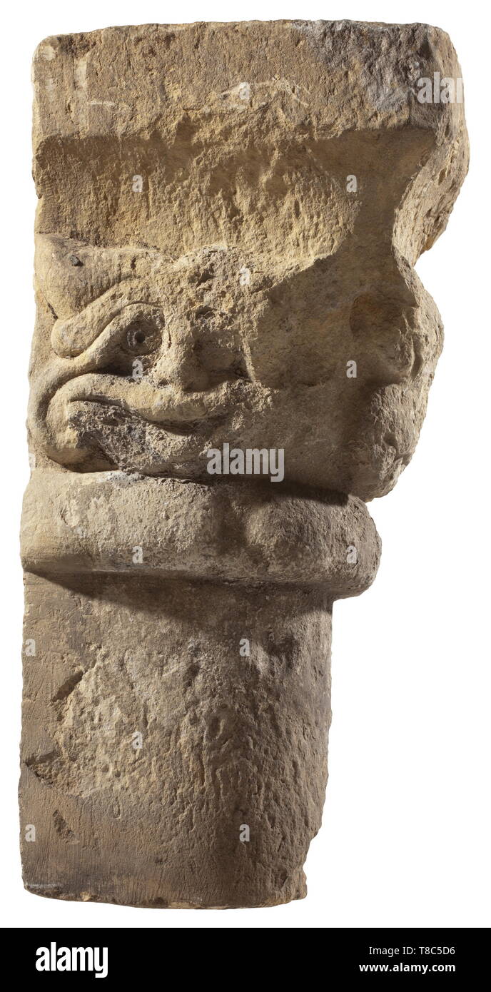 Eine deutsche Romanische Maske Kapital, 13. Jahrhundert dreigliedrigen Kapital aus gelblich-grauen Sandstein. Einfache echinus mit Montage Öffnung auf der Oberseite, darunter Brunnen Mascarons auf drei Seiten, die über eine gepolsterte Hals in die Spalte Welle der Hälfte merge-Spalte, unten auch mit Baugruppe öffnen. Teilweise klopfte und rieb. Höhe 49 cm. historischen, geschichtlichen, Kunsthandwerk, Handwerk, Handwerk, Objekt, Objekte, Stills, Clipping, Clippings, Ausschneiden, Ausschneiden, Ausschnitten, Mittelalter, Additional-Rights - Clearance-Info - Not-Available Stockfoto