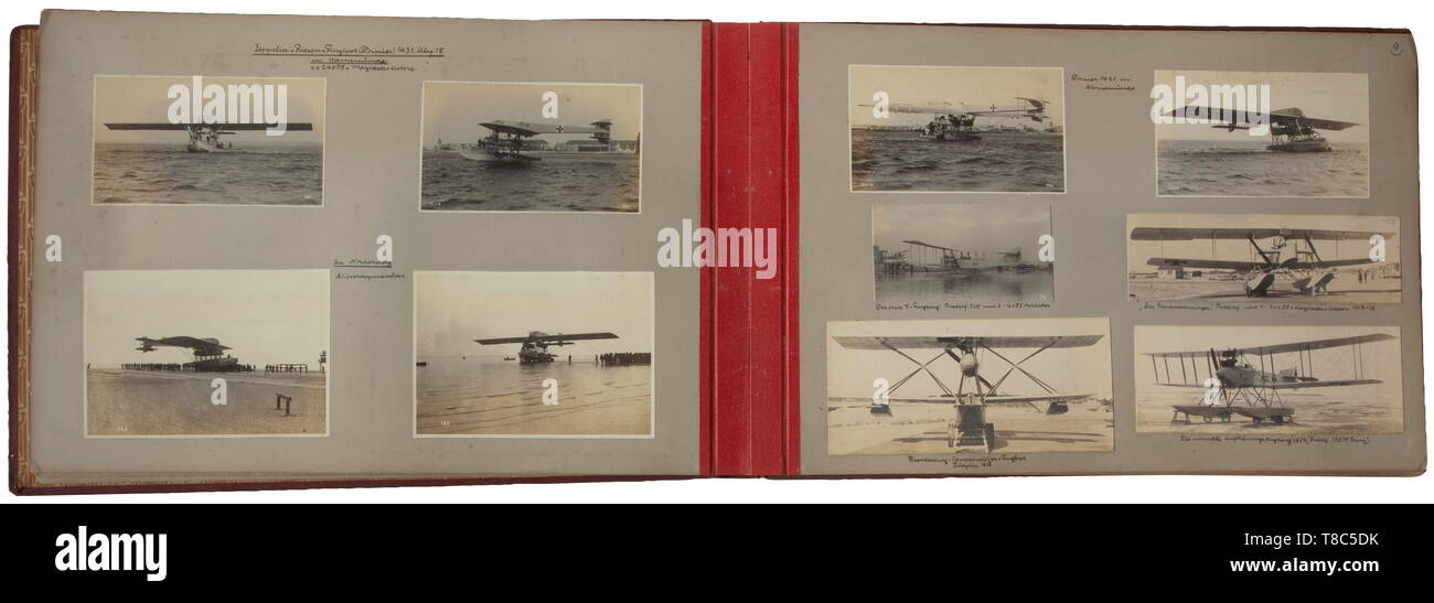 Ein Fotoalbum der Marine Air Force Base Warnemünde Die untertiteln Album mit ca. 180 hervorragende Fotos (überwiegend in der Größe 10 x 15 bis 14 x 21 cm) der Deutschen Marine Luftwaffe, fünf weitere Fotos lose beigelegt. Doppeldecker von vielen Arten, Luftaufnahmen von militärischen Einrichtungen und Dörfer von der Nordsee zur Ostsee (die Inseln Föhr und Sylt, Helgoland, Norderney, Ösel und Runö, Kurland, Estland und Finnland). Gruppenfoto mit Medaillen, Flugzeuge mit Sonderlackierung, Markierungen, technische Details (Kompass), Cockpits, Luftaufnahmen der deutschen Flotte. Bilder von Luft, Editorial-Use - Nur Stockfoto