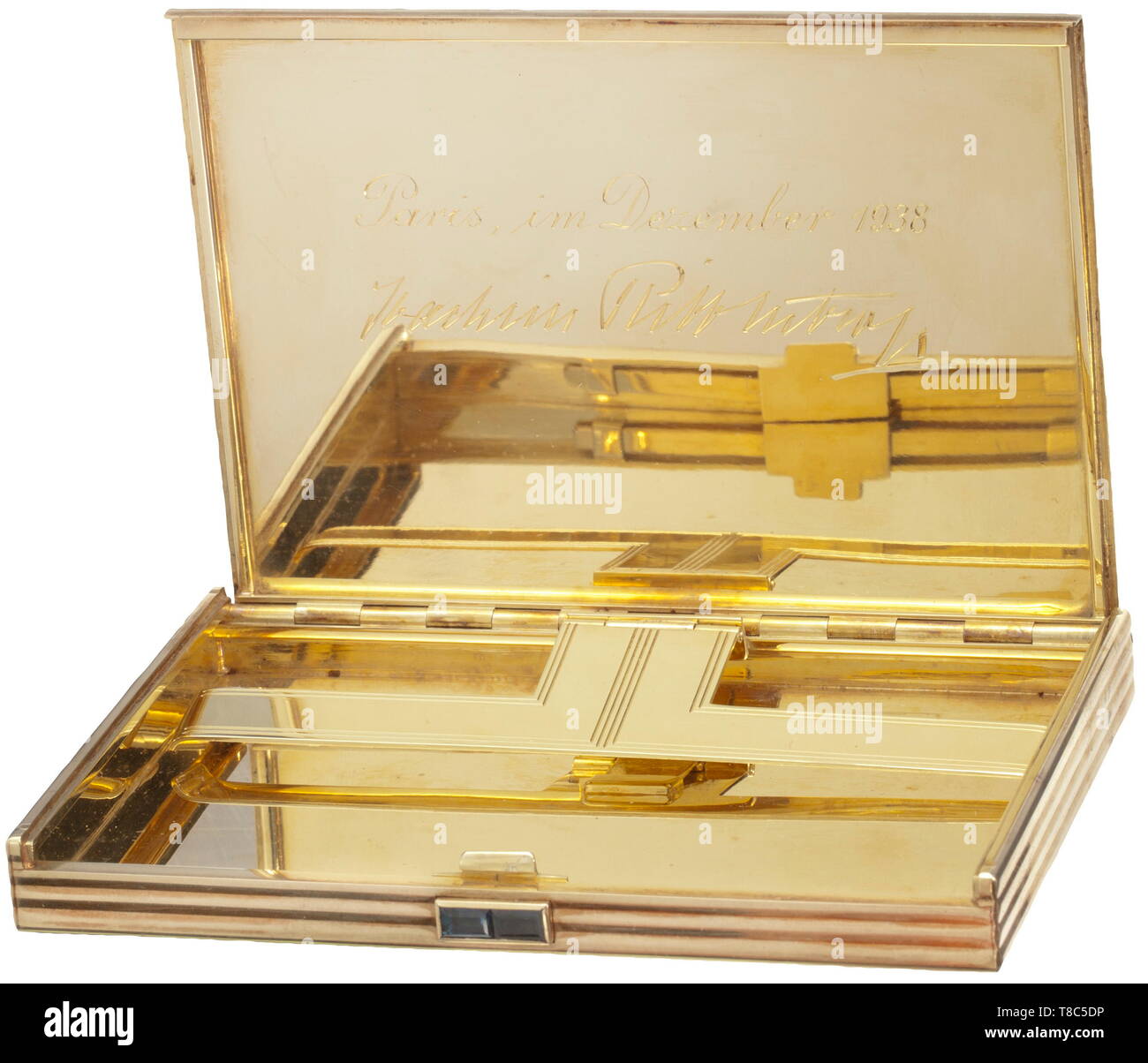 Joachim von Ribbentrop - eine goldene Zigarette, ein Geschenk der französischen Directeur des Renseignements généraux de La Préfecture de Police, Dezember 1938 Juwelier H.J. Wilm, Berlin. 585 Gold, aussen mit feinen, geometrisch Rippenstruktur, die Schließung mit Saphiren. Markenzeichen. In den Deckel der eingravierten Widmung' Paris, im März 1938 - Joachim Ribbentrop', federbelasteten Zigarettenspitze. 11,8 x 7,8 x 0,8 cm, Gewicht 283 g. In dunklem Rot original Ledertasche mit dekorativen Gold Line, dunkel Rot Samt und Seide gefüttert, im Deckel der gold Juwel, Additional-Rights - Clearance-Info - Not-Available Stockfoto