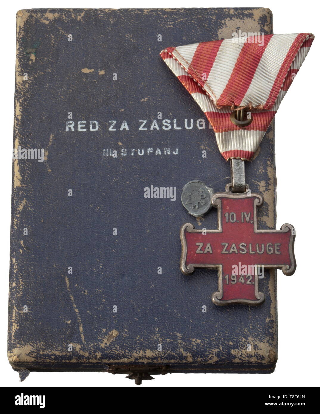 Eine kroatische Verdienstorden "Roten Za Zasluge" 3. Klasse, in einem Fall Kreuz des Ordens in der Form der Taufstein des Fürsten Viseslav. Versilbert und emaillierte NE-Metall mit angewandten Ustascha Emblem, die Reverse eingeschrieben 10. IV. ZA ZASLUGE 1942', das Farbband der Bestellung mit der angewandten Miniatur. Mit der Blue Award (geklopft) mit Inschrift 'RED ZA ZASLUGE III. STUPANJ'. historischen, geschichtlichen, Medaille, Orden, Ehrenzeichen, Medaillen, Orden, Ehrenzeichen, Abzeichen der Ehre, Ehrenzeichen, Abzeichen der Ehre, 20. Jahrhundert, Additional-Rights - Clearance-Info - Not-Available Stockfoto