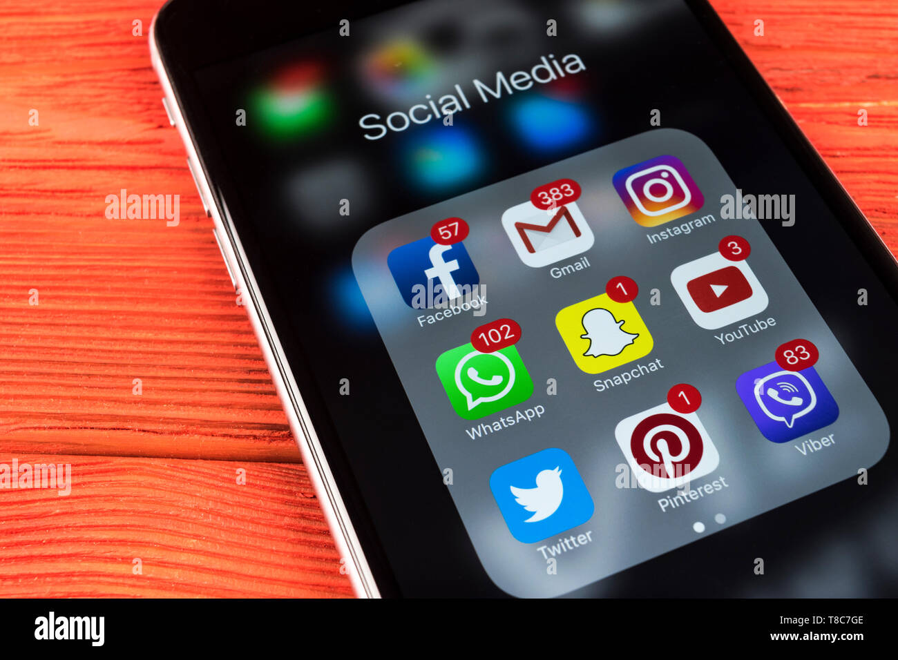 Sankt-Petersburg Russland am 11. November 2017: Apple iPhone 7 auf Holztisch mit Ikonen der Social Media Facebook, Instagram, Twitter, snapchat applicatio Stockfoto